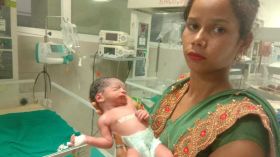 حامل تضع طفلة أثناء دهسها بواسطة شاحنة ضخمة