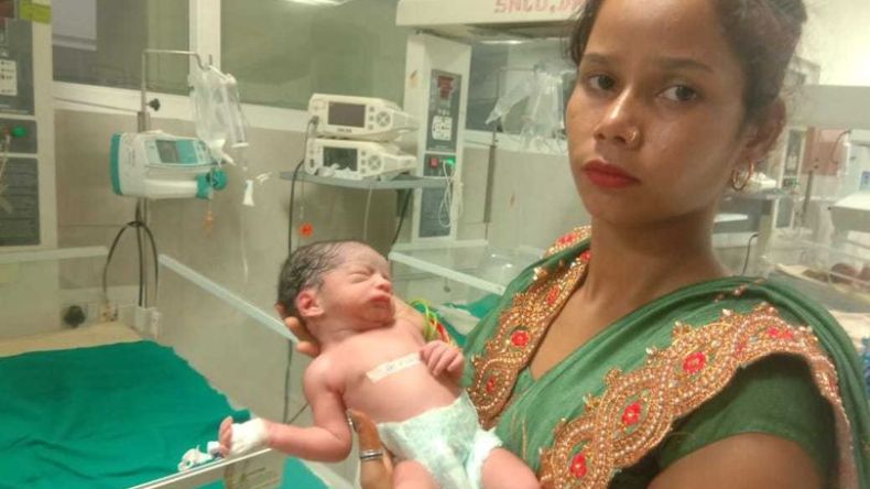 حامل تضع طفلة أثناء دهسها بواسطة شاحنة ضخمة