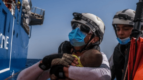 شاهد.. “حرّاق” مراهق ينقذ رضيعا من الموت بالبحر المتوسط