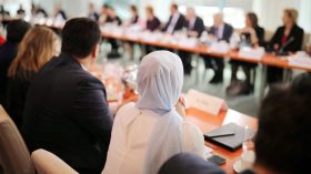 ألماني يمزق خمار سيدة مسلمة ويعتدي عليها بالضرب