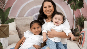 امرأة تتصدى بشجاعة لمحاولة سرقة سيارتها بعدما تركت طفليها بالداخل (فيديو)