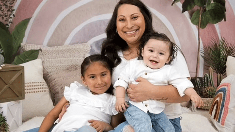 امرأة تتصدى بشجاعة لمحاولة سرقة سيارتها بعدما تركت طفليها بالداخل (فيديو)