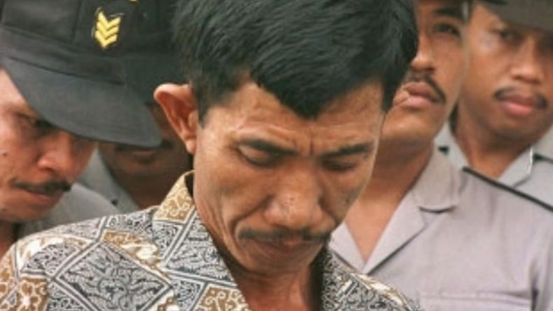 قصة سفاح النساء الإندونيسي الذي قتل 42 امرأة وشرب لعابهن لسبب صادم!