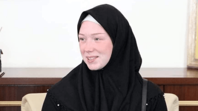 اعتنقت الإسلام في تركيا.. شابة ألمانية تبكي بعد نطقها الشهادتين (فيديو)