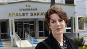 صحفية هولندية تتهم أردوغان بالوقوف خلف طردها من كردستان