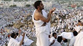 حجّاج بيت الله يتوافدون إلى عرفة لآداء ركن الحج الأعظم
