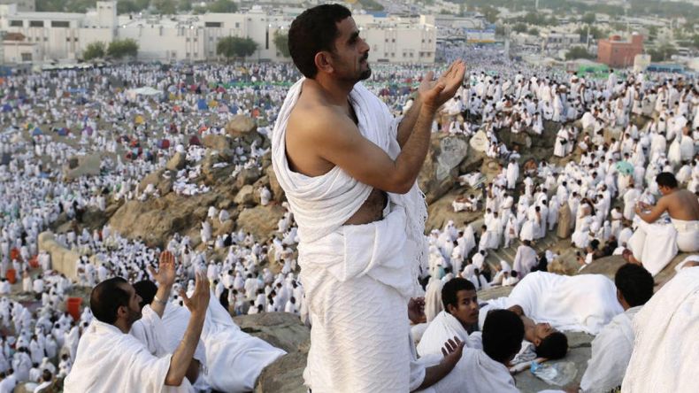 حجّاج بيت الله يتوافدون إلى عرفة لآداء ركن الحج الأعظم