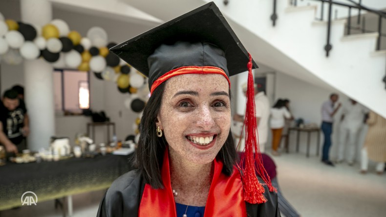 تعرّف على أول امرأة في العالم من أطفال القمر تنال درجة الدكتوراه