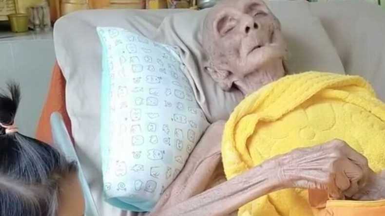 فيديو لمعمرة عاشت 300 سنة يصنع الحدث عبر شبكات التواصل!