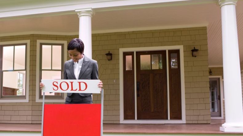 امرأة تحصل على عقار بقيمة 50 مليون دولار بسبب خطـأ مطبعي