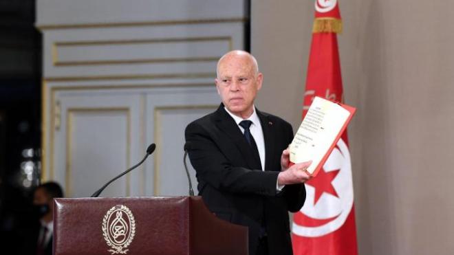 تونس: سعيد يعلن بدء العمل بالدستور الجديد