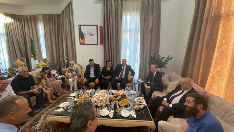 لعمامرة يلتقي أفراد الجالية الجزائرية بأذربيجان