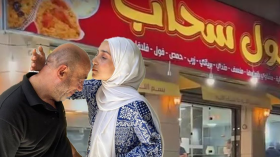 فتاة أردنية تجلب آلاف الزبائن لمطعم والدها بهذه الطريقة