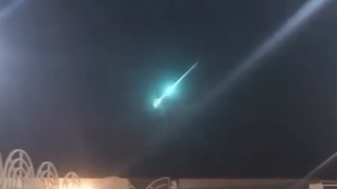 بالفيديو.. نيزك بضوء أخضر في سماء السعودية
