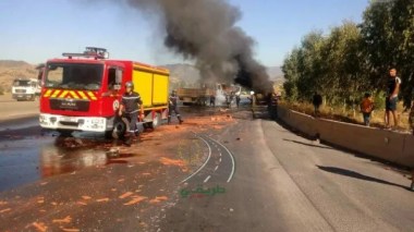 Deux camions prennent feu…l’autoroute Est-Ouest vers Alger fermée 