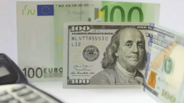 Chute record de l’euro face au dollar