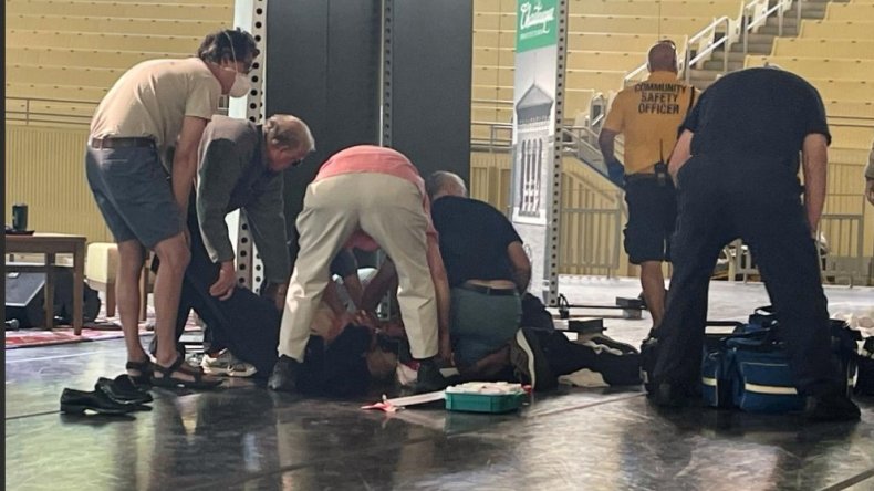 المثير للجدل صاحب كتاب”الآيات الشيطانية” يتعرض للطعن في نيويورك