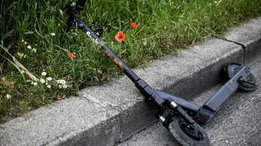 Une femme a trottinette meurt dans une collision avec un poids lourd