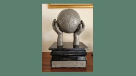 مُجسّم الكأس الأفرآسيوية يعود لِيُزيّن رفوف خزانة “الفاف”