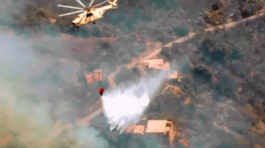 Engagement d’hélicoptères de l’ANP dans les opérations d’extinction des feux de forêts au Mont Chenoua