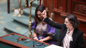 بلجيكا: وزيرة من أصول جزائرية تقص شعرها بالبرلمان تضامنا مع إيرانيات