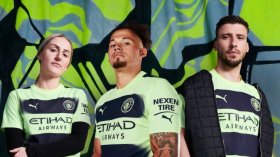 محرز بِقميص جديد يُذكّر بِفريق دورتموند أيّام مولر وسامر ورويتر