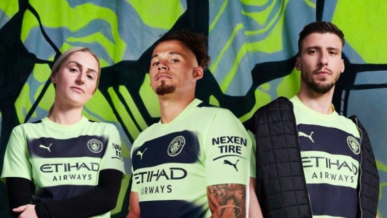 محرز بِقميص جديد يُذكّر بِفريق دورتموند أيّام مولر وسامر ورويتر