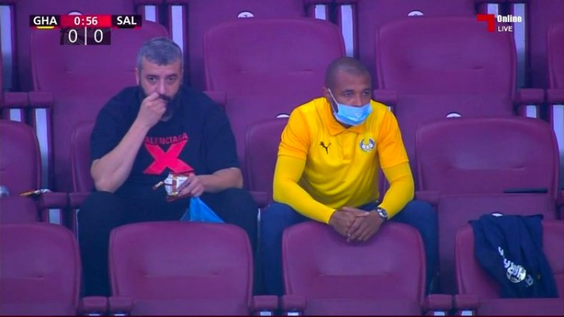 بِالفيديو: براهيمي يُجبَر على مُتابعة مباراة فريقه الجديد من المدرجات