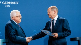 المستشار الألماني يعبّر عن “استيائه” من محمود عباس.. والسبب !