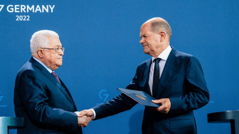 المستشار الألماني يعبّر عن “استيائه” من محمود عباس.. والسبب !