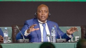 ندوة صحفية لرئيس الكاف بالجزائر