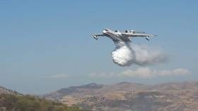 البويرة: طائرة الإطفاء الروسية تشارك في إخماد حريق القادرية