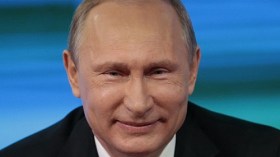 بالفيديو.. بوتين يسخر من العقوبات الغربية على روسيا “بنكتة”