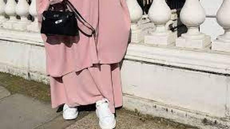 الجلباب والحذاء الرياضي بين الموضة وعدم التناسق