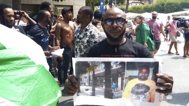 Italie: un vendeur a la sauvette nigérian battu a mort sous les yeux des passants