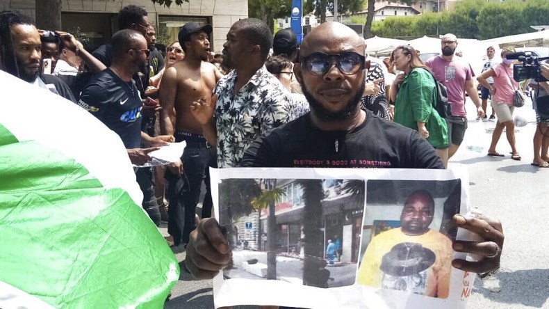 Italie: un vendeur a la sauvette nigérian battu a mort sous les yeux des passants