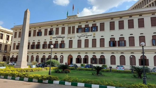 عمره 11 سنة.. سيدة مصرية تصطحب ابنها للالتحاق بكلية الهندسة