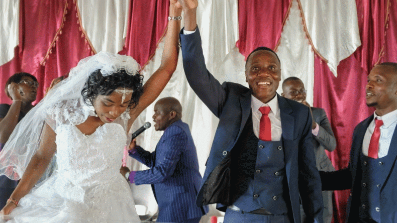  أربعة ضباط يعتقلون عروسا في حفل زفافها.. ما القصة؟!