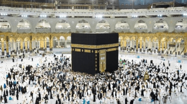 Omra: La Kaaba sans barrières “protectrices” pour la première fois depuis Covid