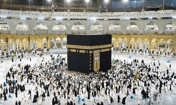 Omra: La Kaaba sans barrières “protectrices” pour la première fois depuis Covid