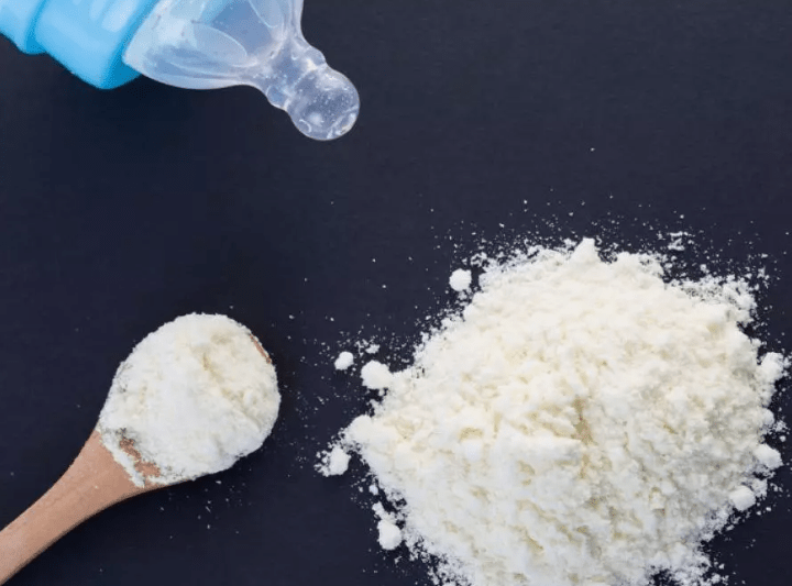 Production du lait infantile: Le ministère de l’Industrie lance des concertations