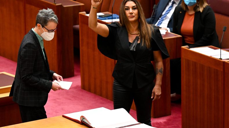 نائبة استرالية تصف إليزابيث الثانية بـ”الملكة المستعمِرة”