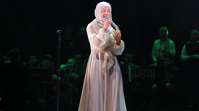 بالفيديو.. مغنية إنجليزية تؤدي “طلع البدر علينا” بعد اعتناقها الإسلام