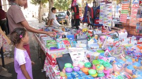 رسومات عنيفة وخادشة وشعار “المثلية” على الأدوات المدرسية