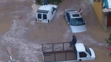 Intempéries a Tébessa: Evacuation de 7 véhicules coincés dans des flaques d’eau a Boulehaf Eddir