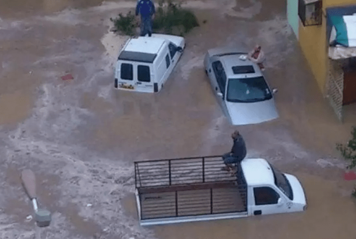 Intempéries a Tébessa: Evacuation de 7 véhicules coincés dans des flaques d’eau a Boulehaf Eddir