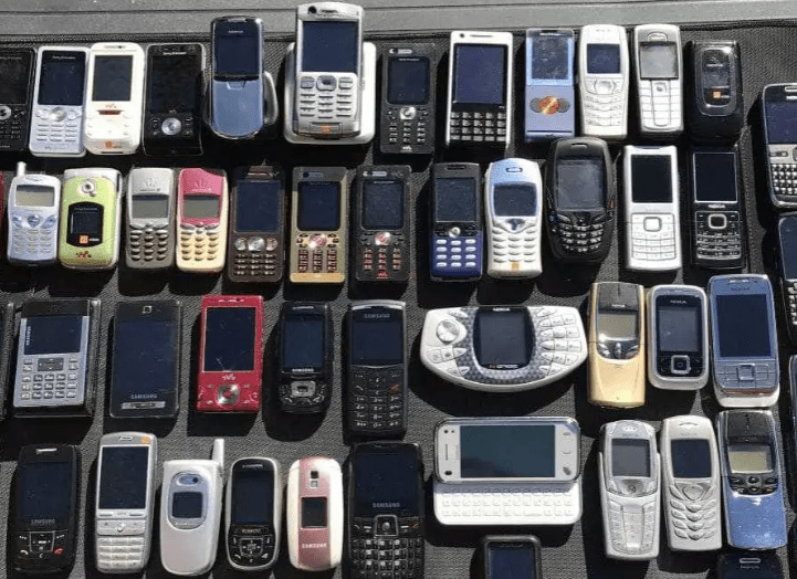 Douanes: Saisie de plus de 1 800 téléphones portables et tablettes a El Oued