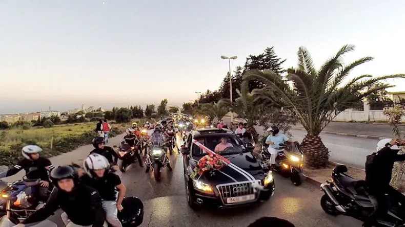 يحدث في أعراسنا: شباب يغلقون الطرقات ويرقصون مثل المجانين