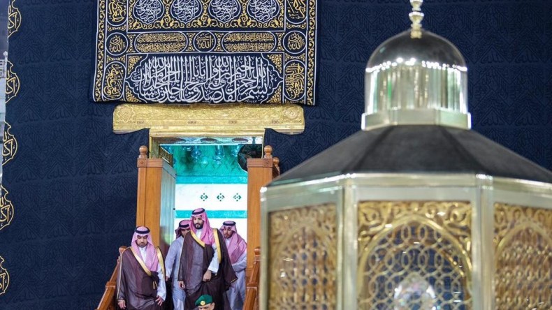 بالصور.. الأمير بن سلمان يشارك في غسل الكعبة نيابة عن الملك