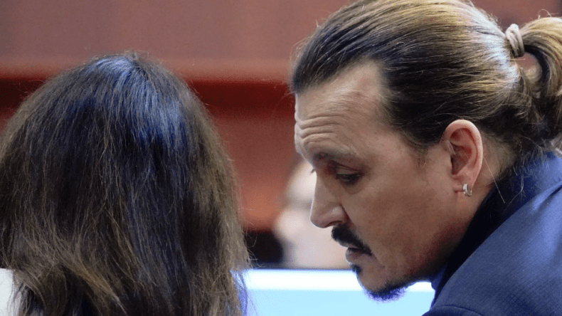 بعد انتصاره قضائيا على هيرد.. جوني ديب يواعد محاميته